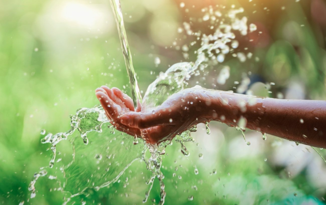 iStock-1361654710_Hand_Wasserstrahl_web.jpg